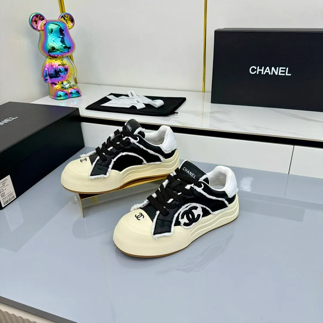 👟👟Ex-factory price 620👟👟 Chanel bread shoes ~ original calfskin panda shoes Chanel 25C latest hot style panda black and white sports shoes casual sneakers Xiaoxiang hot item classic black and white panda color coco girls must pay Fabric: original custom mixed sheepskin lining: original imported breathable mesh lining outsole: Original molded rubber + TPU combination Size: Women's 35-41 Buy now👉